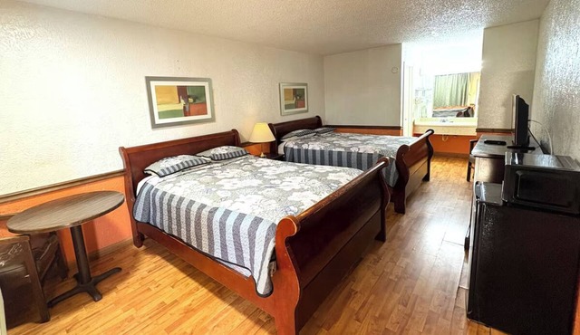 3 Affordable & Pet-Friendly Rooms Near The Texas Zoo - 4.9 miles away