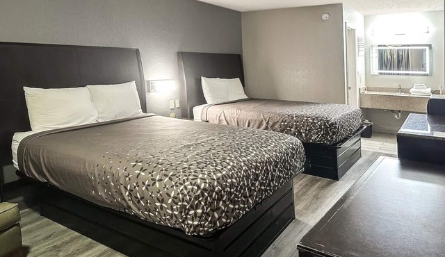 3 Affordable Rooms Steps from Kiwanna's Park Adventures – Just 3 Miles Away