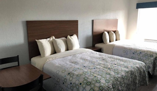 3 Affordable Studios w/Kitchenette, Flat-Screen TV Near San Antonio's Top Sites