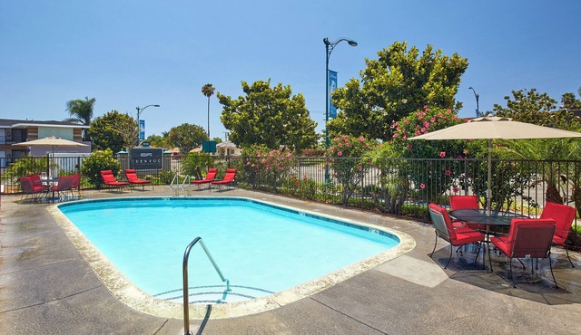 3 Affordable Units – Pool Access & Minutes to Disneyland!