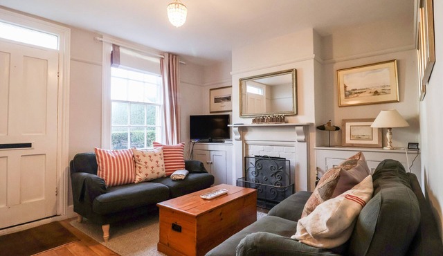 3 ALBION COTTAGES, pet friendly, with open fire in Walberswick