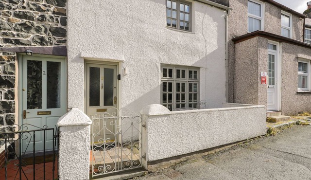 3 ALMA TERRACE, pet friendly, with a garden in Llanfairfechan