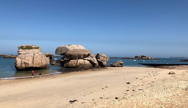 3* Apartment sea-facing with wifi, beach 50m away - Trégastel