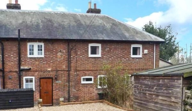 3 APSLEY COTTAGES, character holiday cottage in Chartham