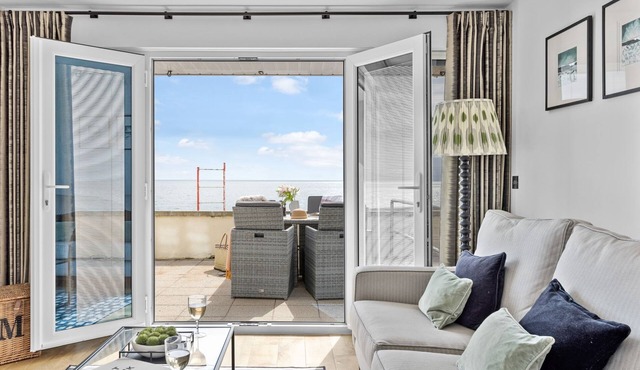 3 At The Beach, Torcross - an apartment that sleeps 4 guests in 2 bedrooms