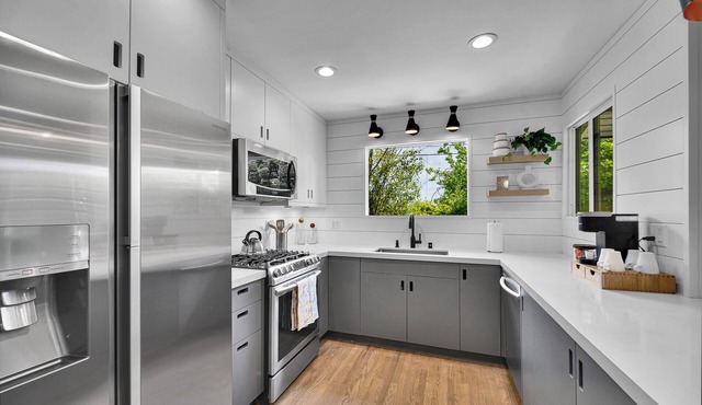 3 BD, 2 BA Modern, Tranquil Oasis (<2 miles from Beach)