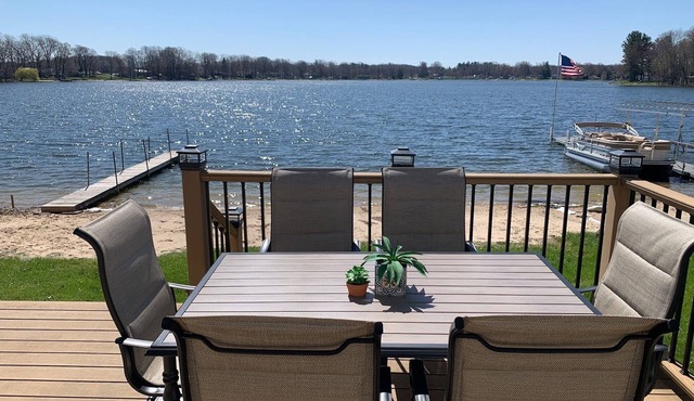 3-BD, 2 Bth, Lake Front cottage, Beach, dock, Fire Pit, Hot Tub in 2025
