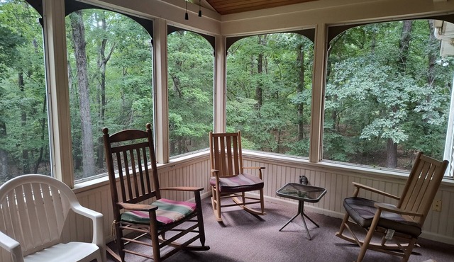 3 Bd/3 Bath,Big yard,screened porch,Pets,mins. Cary,Holly Springs,Apex & Raleigh