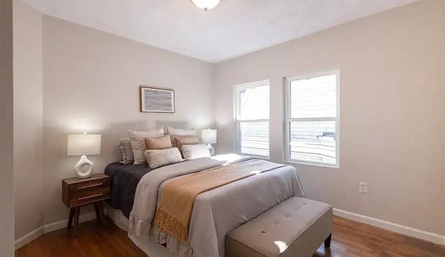 3-bd condo near Red Line, unit A/C & laundry - perfect for long World Cup stays!