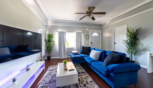3 Bd Home Near Downtown Long Beach w/Free Parking