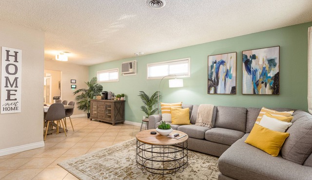 3 Bd House Near Disney/Knotts/Convention Ctr~Sleeps 10!~King Beds!