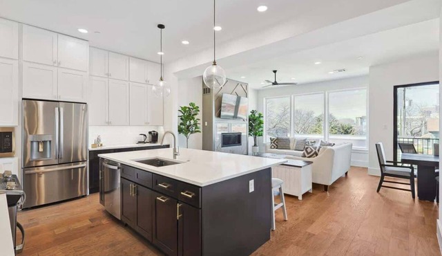 3-BD Luxury Living w Rooftop Garden Views