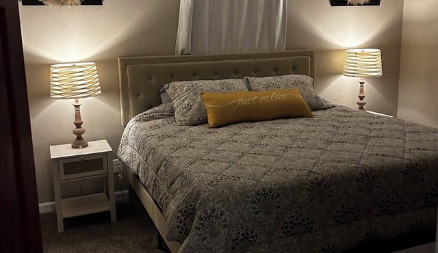 3 BD Retreat - 5 Mins from Downtown-Sleeps 12- Tx hospitality amenities!