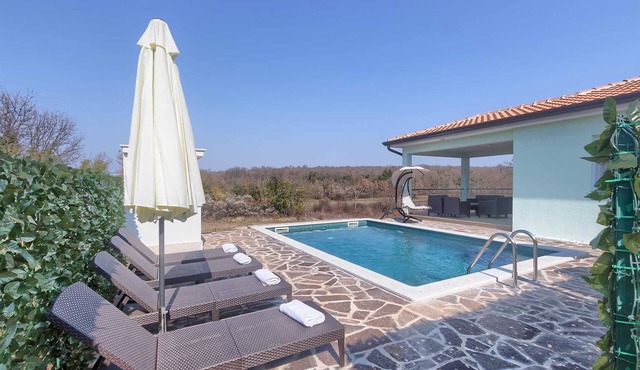 3 BD Villa with Private pool, surrounded by greenery