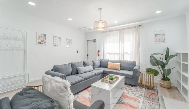 3 BD w/Parking and Shared Yard - Palm Wave Stays