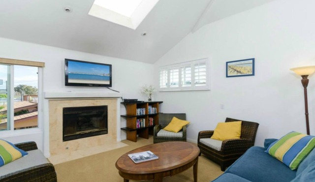 3 bdr, 3 bath Home Walk to bay, ocean, restaurants and shops!