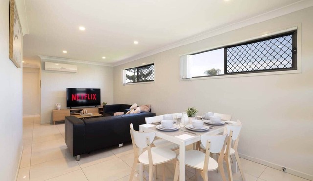 3 Bdr Apt! AC! Spotless! Covered Parking! 220D3