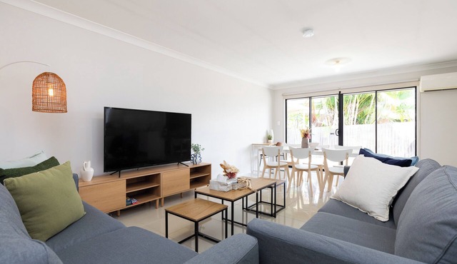 3 Bdr Apt! Full Kitchen! Covered Parking! 6BS3