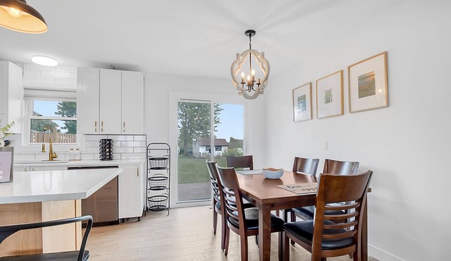 3 bdr cottage w/pool & hot tub-close to marina & golf course