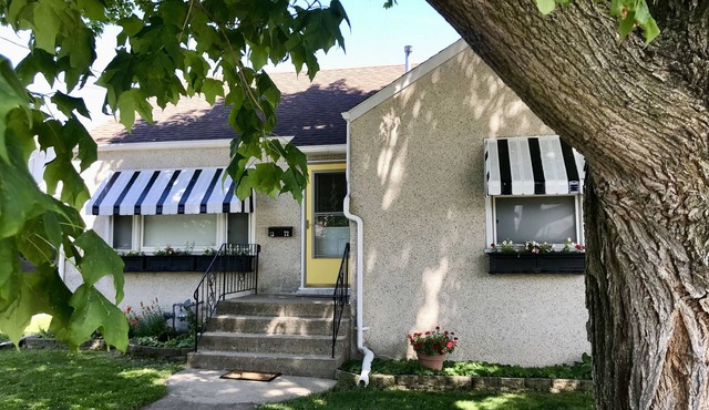3 BDR HOME - Fully Fenced Yard - 10 Mins to Starved Rock!