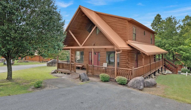 3 BDR Log Cabin in Cozy Resort w/Private Hot Tub