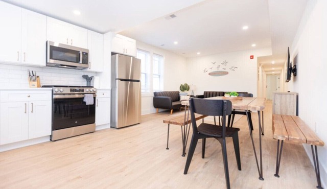 3 BDR Renovated Condo | The Beach->1 block!