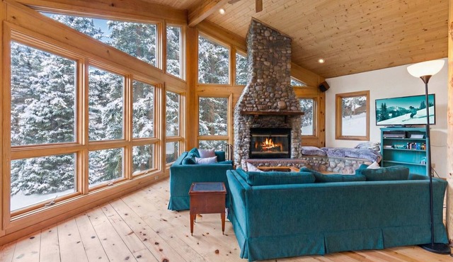 3 BDR Secluded Retreat; Stunning Mountain Views!