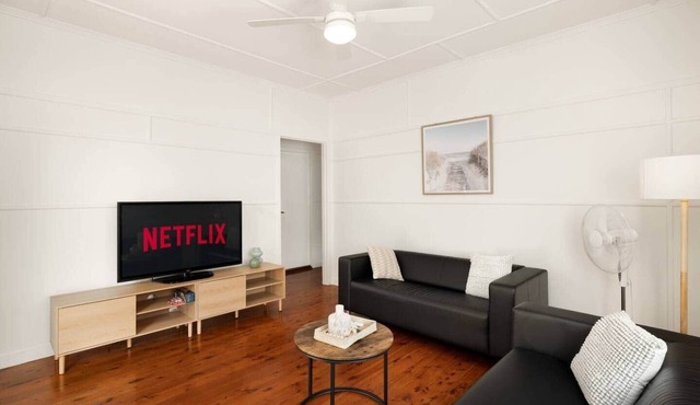 3 Bdr w/AC & Parking | Carindale Westfield | 17M3