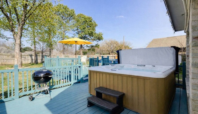 3 bdrm 2.5 bth Home, with Fenced Private Yard, Hot Tub, & Pool