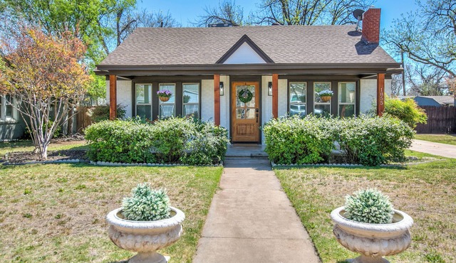 3 BDRM/2 BA With 1 BDRM 1 BA Casita in back.