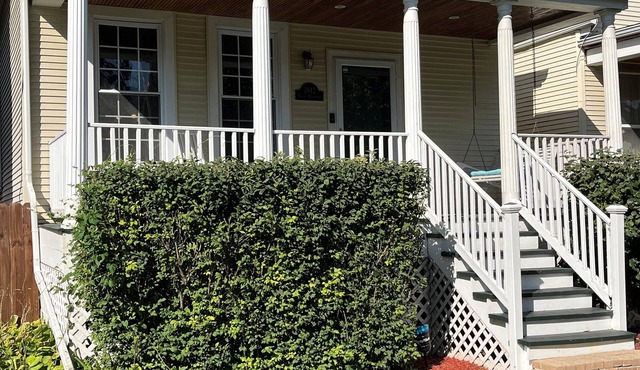 3 Bdrm 2 Bath House Sleeps 8-10 in Chicago 2.5 miles to Wrigley w/2 car garage.