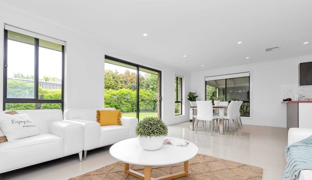 3 Bdrm, 2 Bthrm House With Aircon & Outdoor Dining