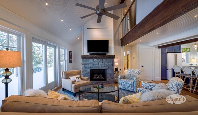3+ bdrm, 3 bath, Bunkie, Luxury, Lake Muskoka, Miles of boating on the Big 3!