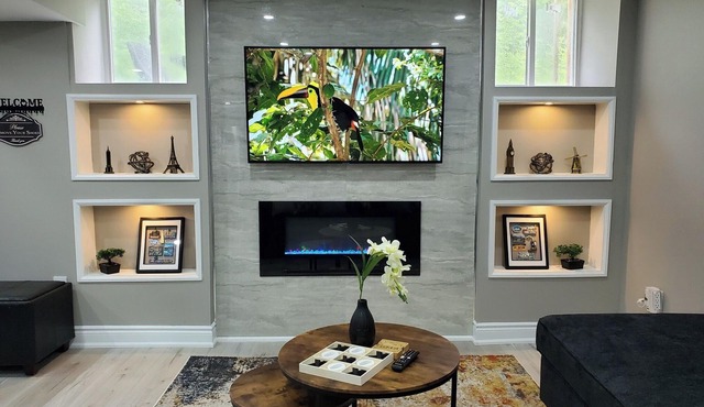 3 bdrm 3 full bath W/D in Brampton/Toronto, sleeps 16.