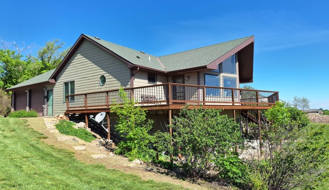 3 Bdrm Acreage W/Panoramic View!
