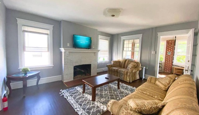 3 BDRM Apartment with 6 Beds, Pet Friendly, 2 Blocks to Beach