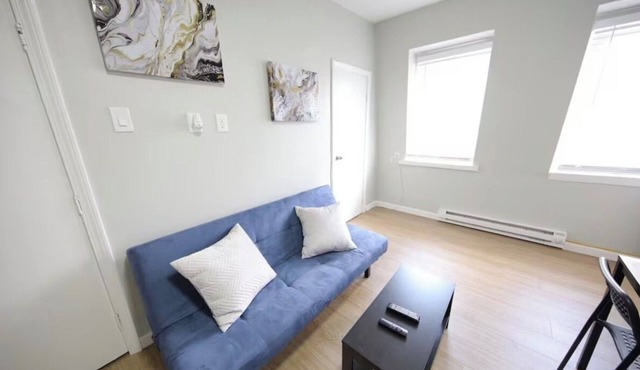 3 BDRM Apt Next to Airport/5 min to Downtown