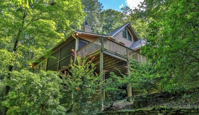 3-bdrm cabin in Ellijay, gated community, outdoor firepit and pool access