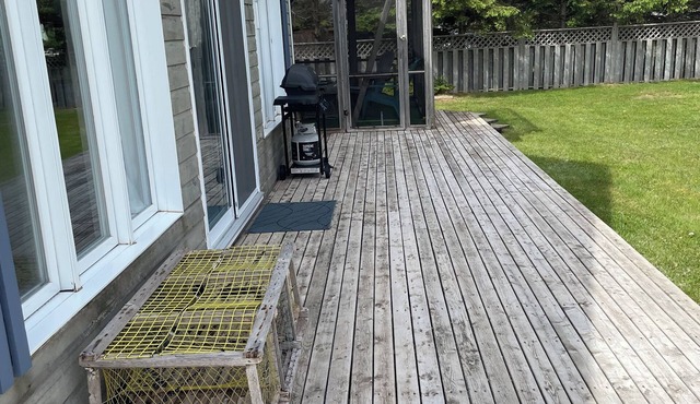 3 bdrm family cottage, short walk to beautiful beach.