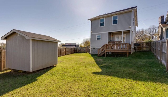 3 Bdrm Home- HUGE yard for pets! 4.5 miles to Broadway