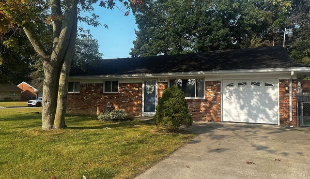 3-bdrm home in Toledo with AC, & WiFi. Enjoy a cozy stay near shopping & dining