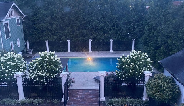 3 bdrm home, walking distance to OU & Court St. Pool, balcony, wi-fi, & parking