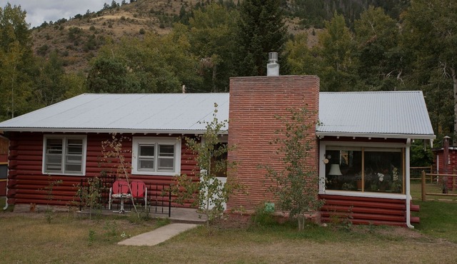 3 bdrm house, fenced yard, Minutes from Monarch Ski; Salida Dining and Shoppi