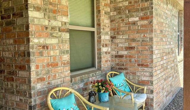 3-bdrm house in Medicine Park w comfy beds, parking, fenced yard, walk to shops.