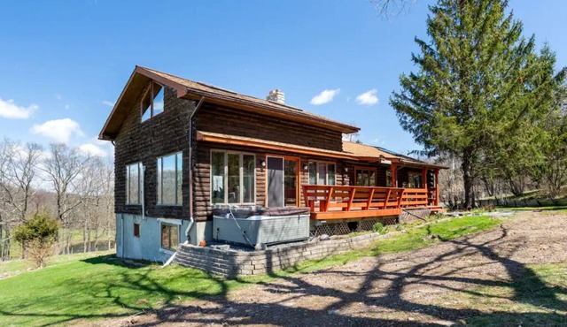 3-bdrm Huxley Farmhouse. Formerly Armstrong Farm. Great for skiing and hiking.