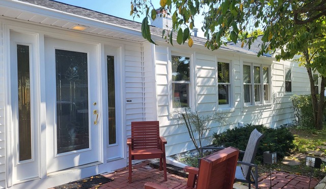 3-bdrm lake house w private beach. 10 mins to Cedar Pt. Wi-Fi & 1-car garage.