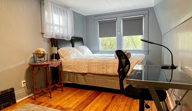 ♥3 bdrm Niagara Falls Home ♥ A/C♥ Hot Tub♥ Parking