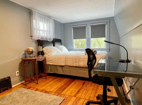 3 bdrm Niagara Falls Home Air Conditioning Hot Tub Parking