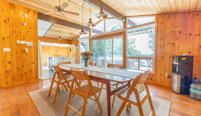 3 BDRM on Sparrow Lake w Hot Tub & Private Beach!
