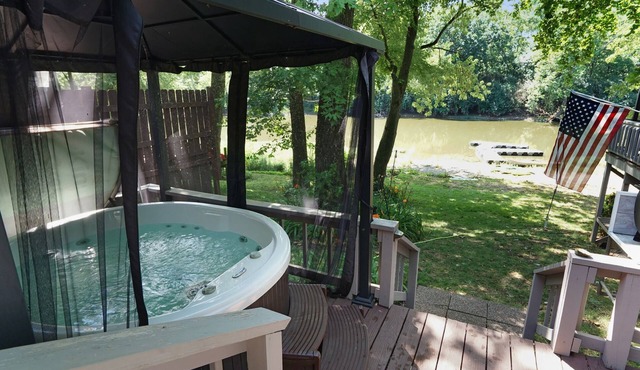 3 BDRM River Retreat w/hot tub